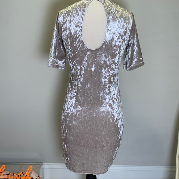 Love J Woman’s Beige Velvet Dress Size Medium - Picture 7 of 15